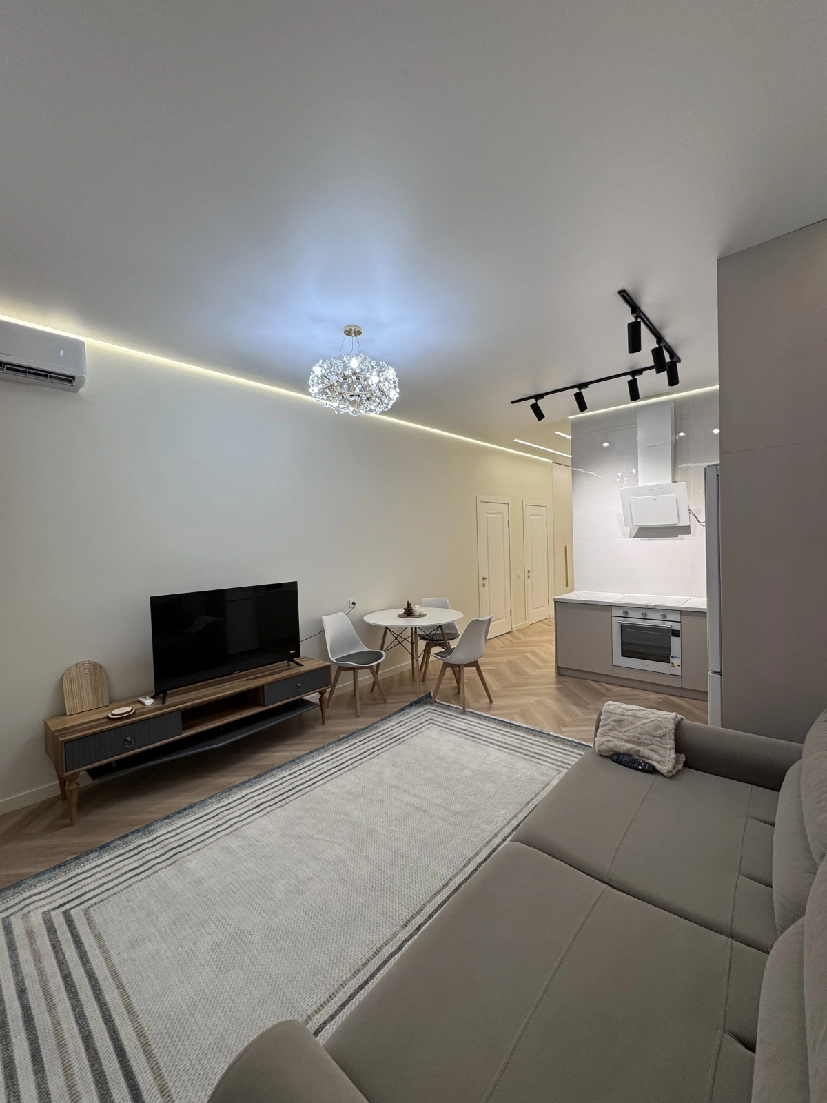 Квартира 700 возле метро с развитой инфраструктурой