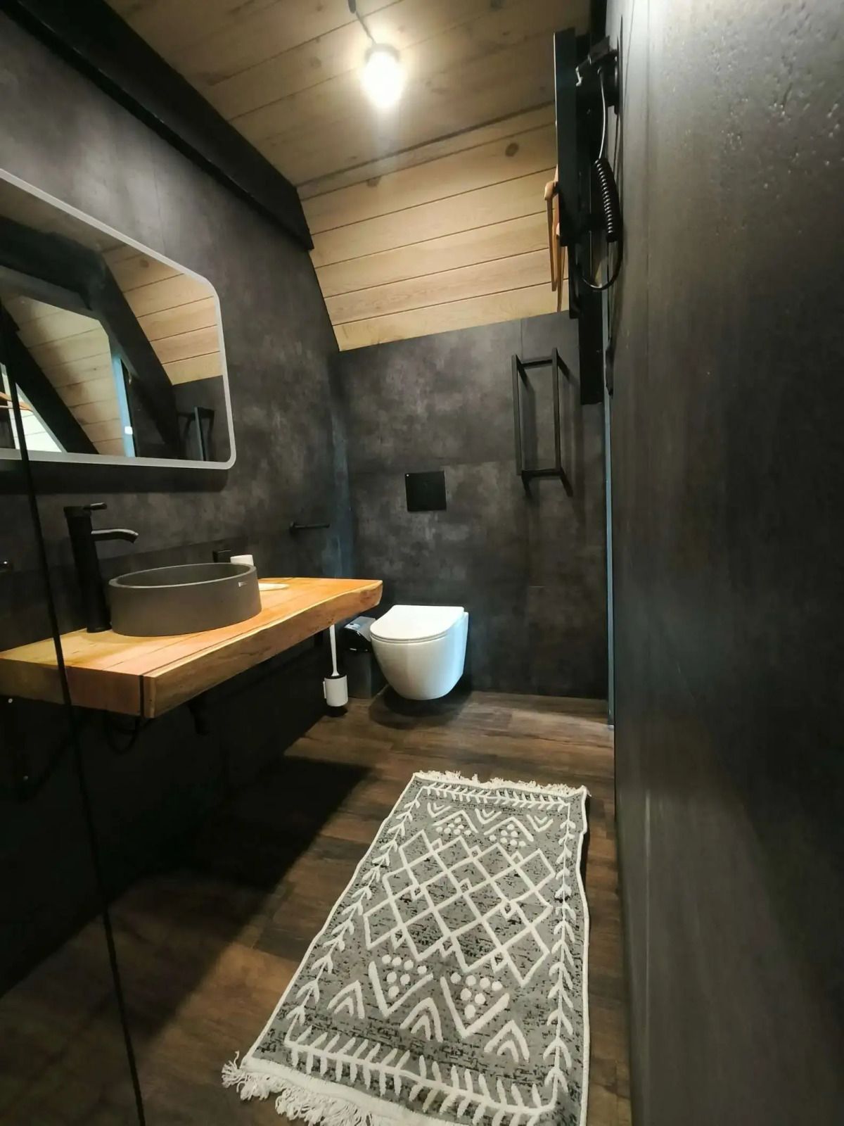 Шале двухэтажный А-фрейм с панорамным остеклением и террасой