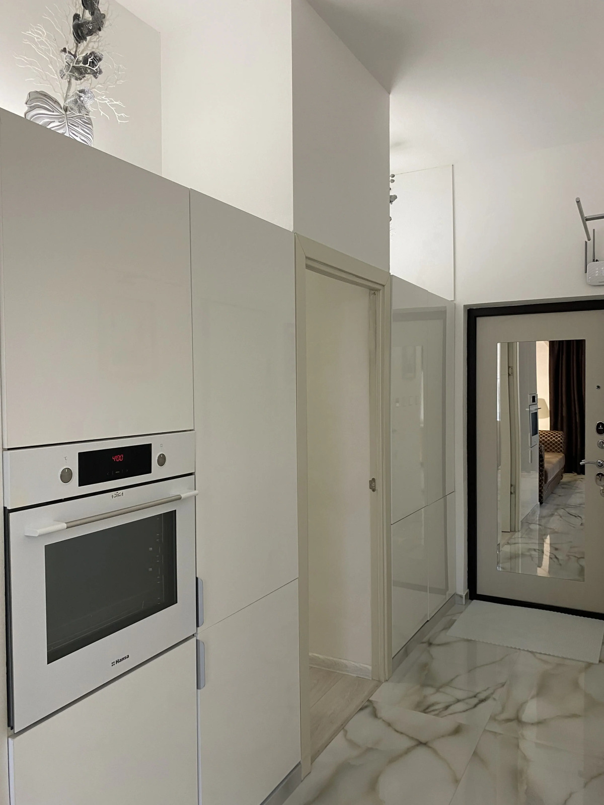 Апартаменты в современном стиле с камином