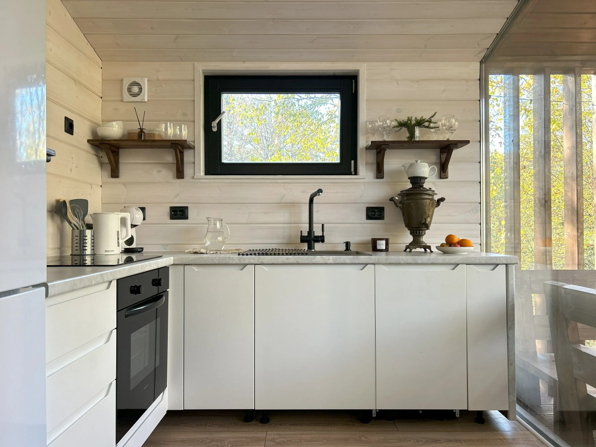 Частный дом у озера с террасой Сосновый дом