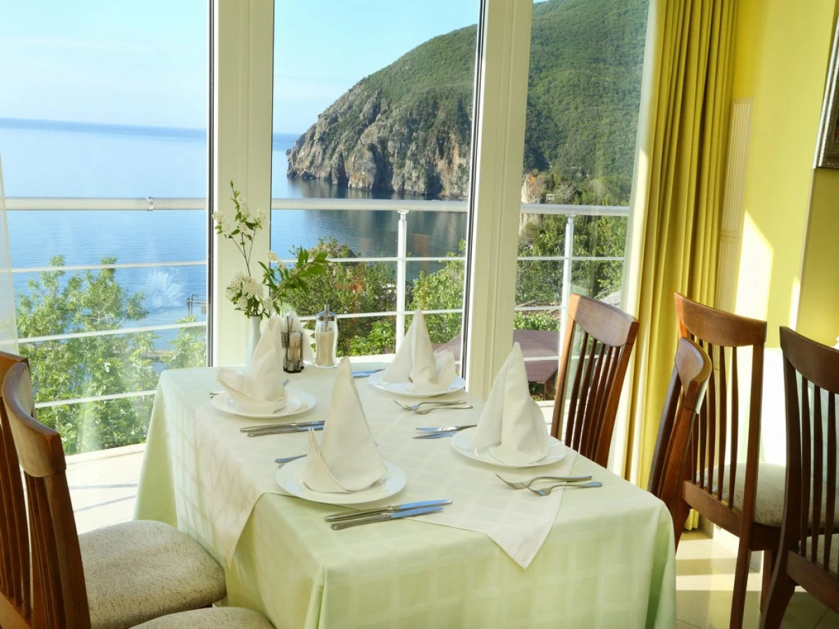 Отель Мажестик