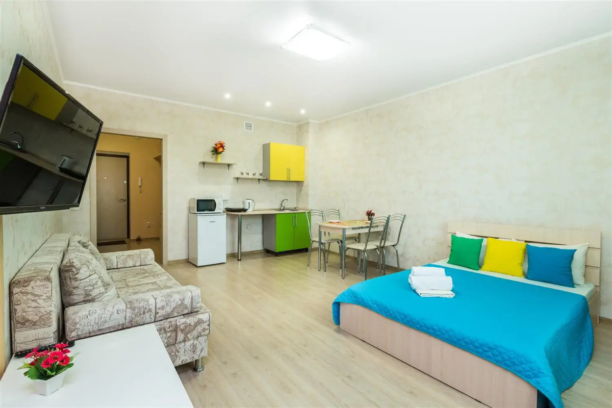 Апартаменты студия в ярких тонах в центре Тюмени