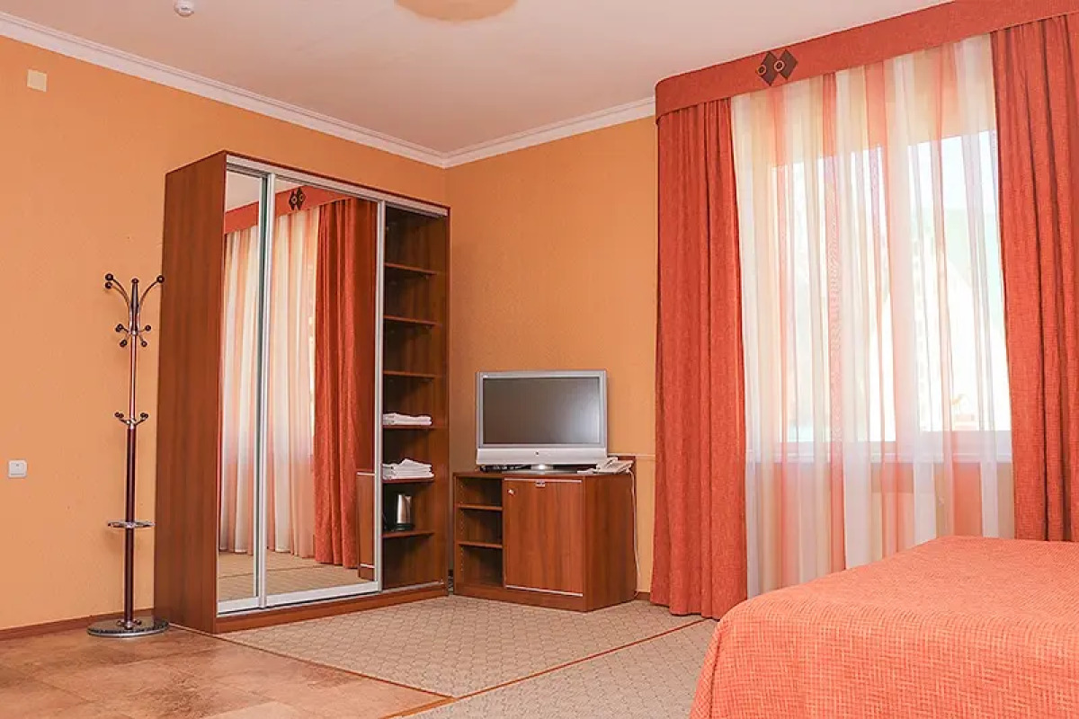 Отель NATIONAL Dombay