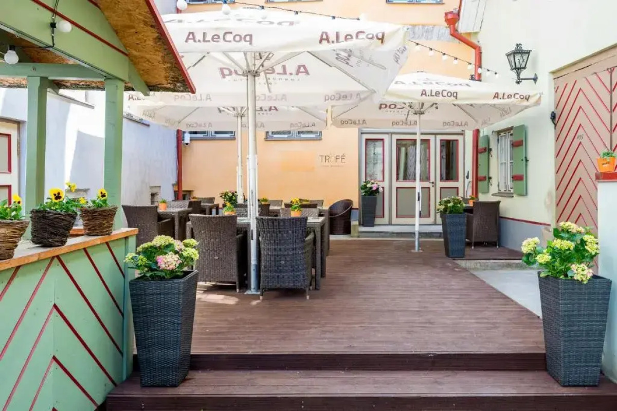 Отель Meriton Old Town Garden