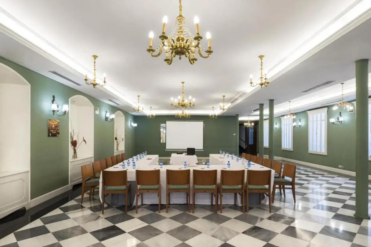 Отель Oriente Atiram