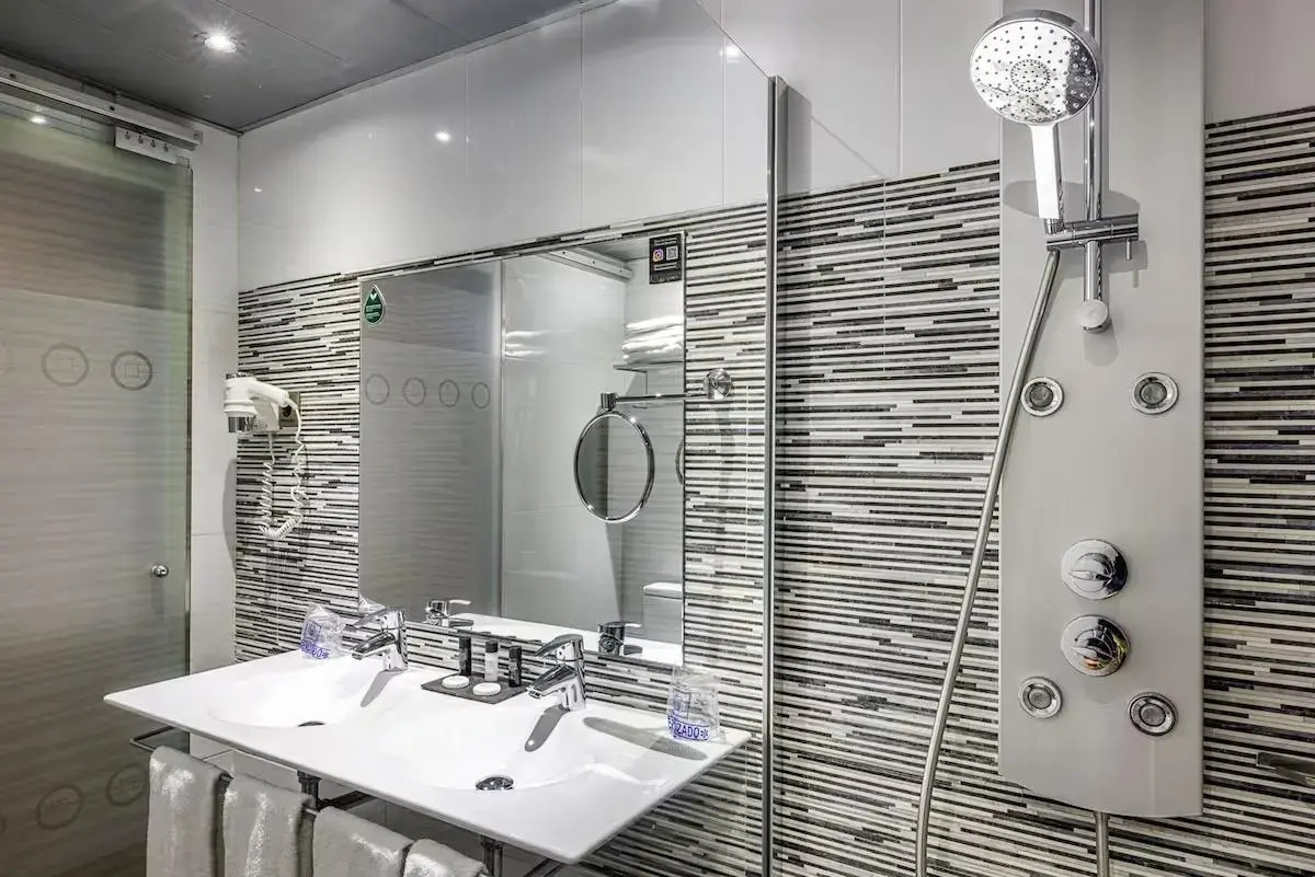 Отель Ronda Lesseps