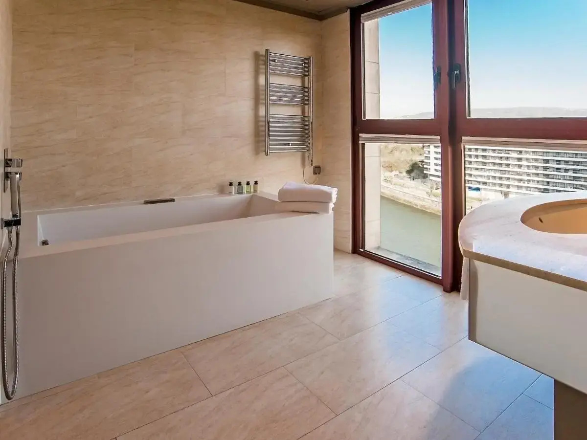 Отель Silken Amara Plaza