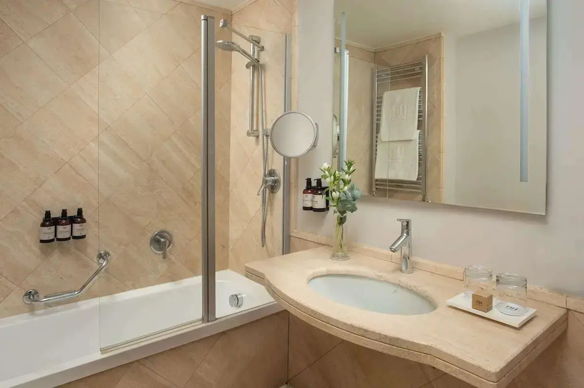 Отель NH Bologna de la Gare