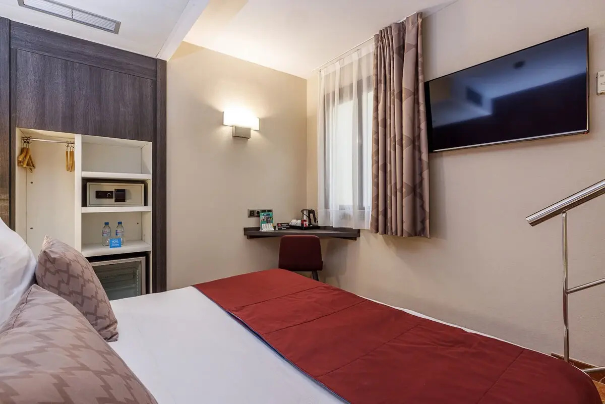 Отель Ronda Lesseps