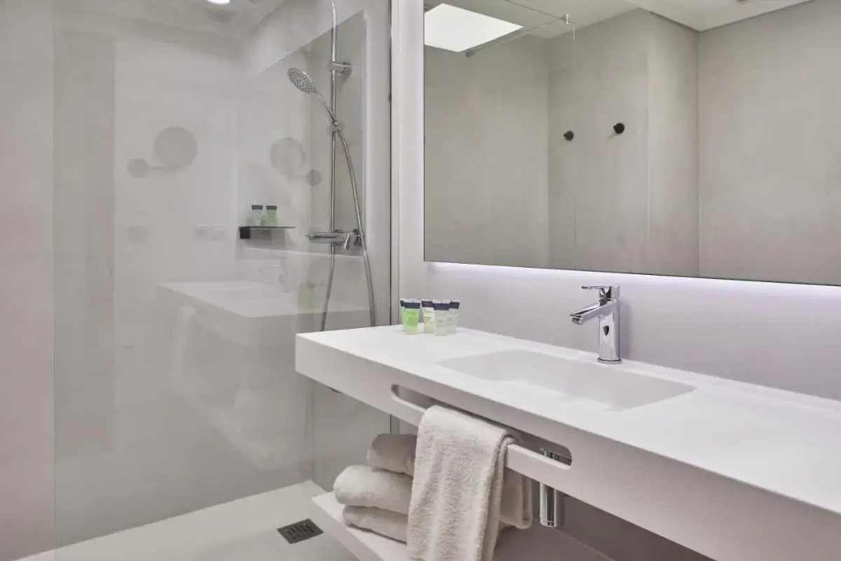 Отель Silken Amara Plaza