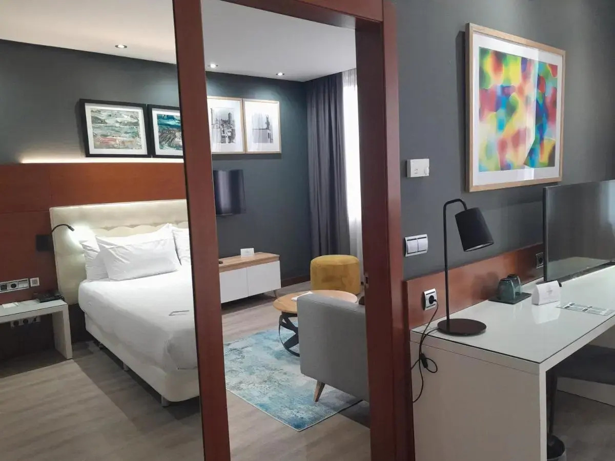 Отель Silken Amara Plaza