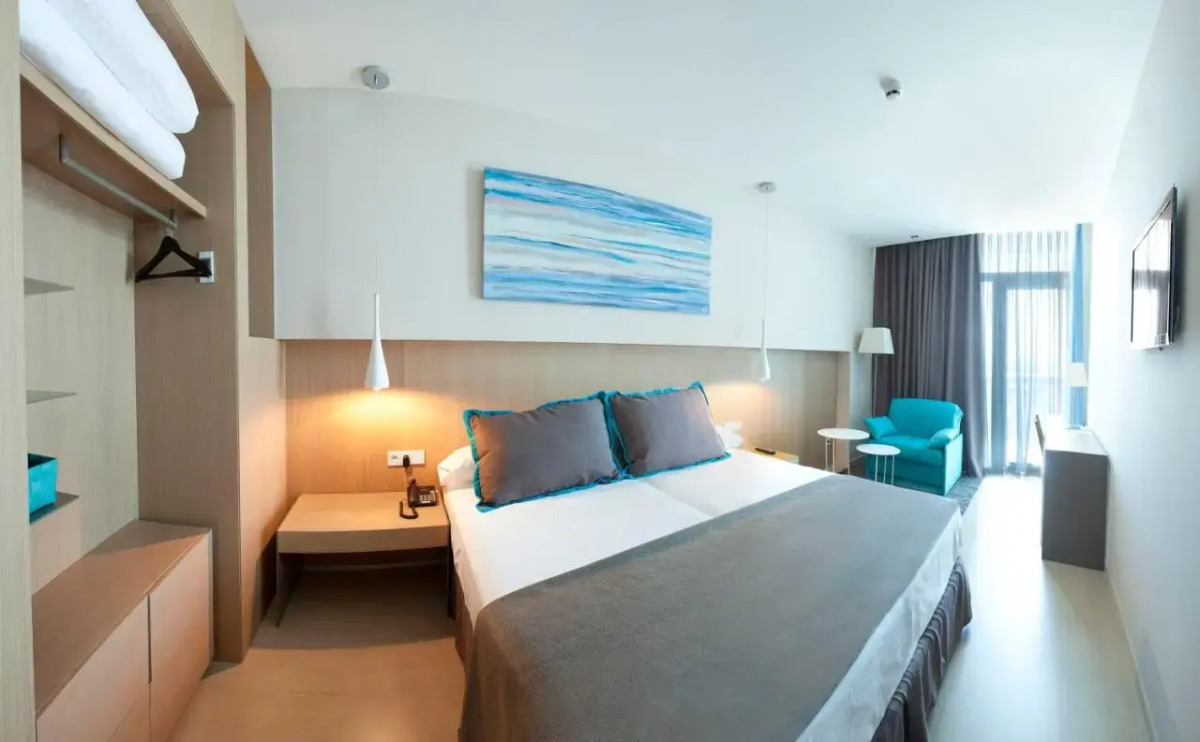 Отель Atenea Port Barcelona Mataro