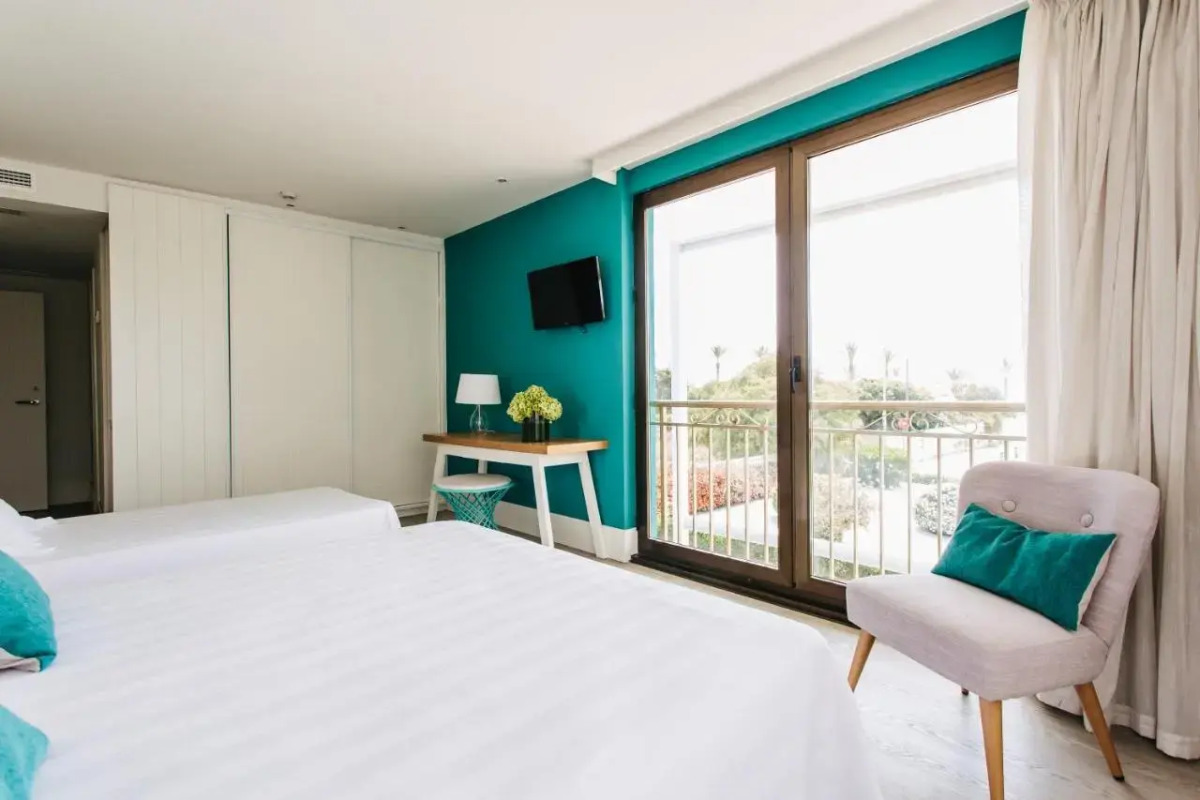 Отель Almirante 