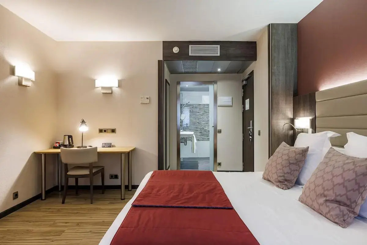 Отель Ronda Lesseps