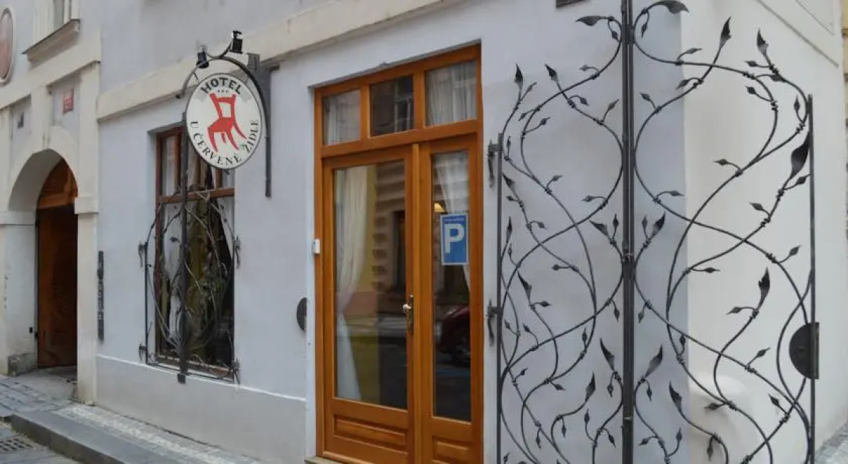 U Cervene zidle - Red Chair Hotel
