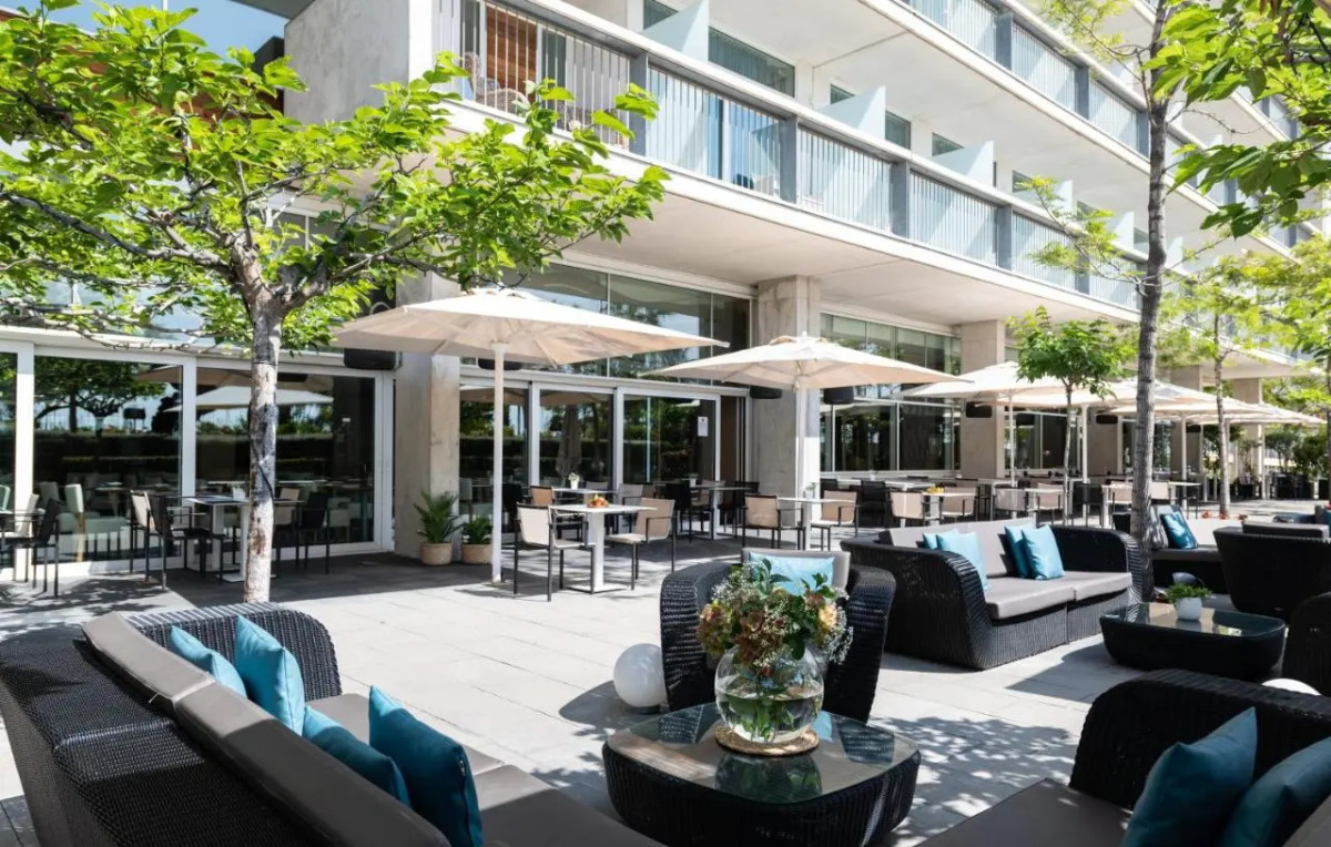 Отель Atenea Port Barcelona Mataro