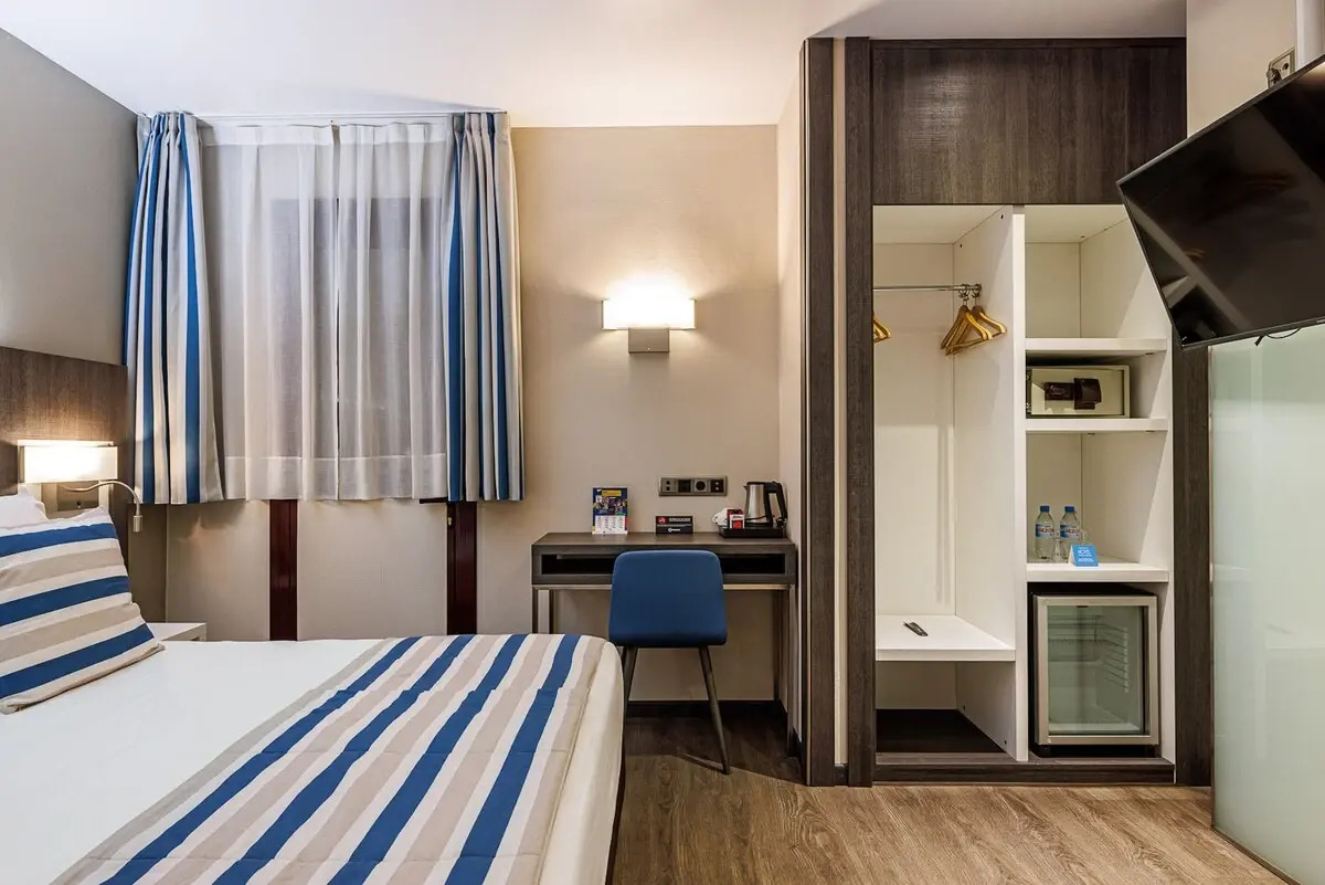 Отель Ronda Lesseps