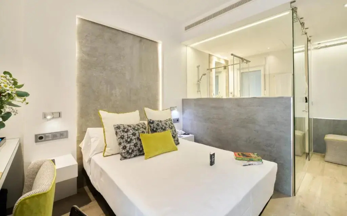 Отель The Hotel Regina