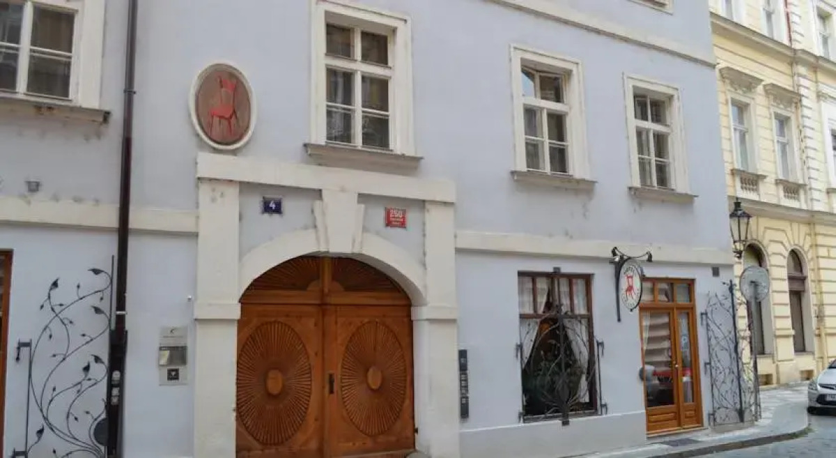 U Cervene zidle - Red Chair Hotel