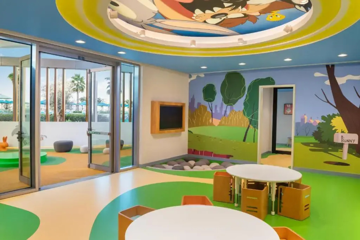 Отель The WB Abu Dhabi, Curio Collection by Hilton