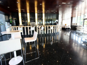 Hotel Maydrit Airport