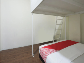 SPOT ON 90236 Zigzag Travellers Home - Hostel