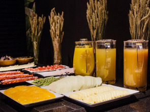 Отель Malcom and Barret