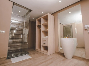 New Art's DownTown Hotel