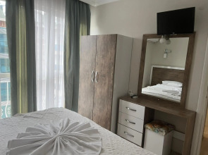 Cleopatra King Apart