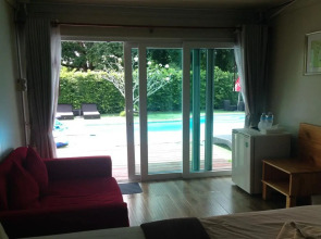 Check In & Chill Out Laem Sok Pier