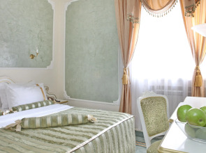 Queen's Astoria Design Hotel