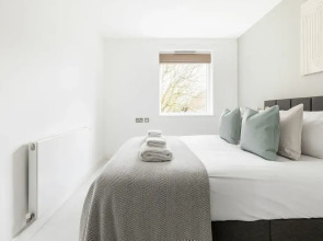 Luminous 2 Bed Balcony Flat in Islington