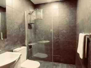 Cheers Midtown Hostel