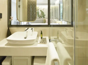 The Quarter Ploenchit by UHG