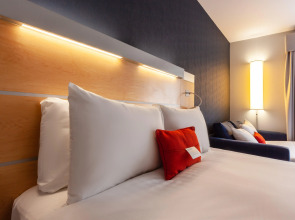 Holiday Inn Express Edinburgh Royal Mile by IHG