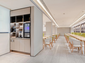 Ji Hotel (Shanghai Lujiabang Road Metro Station)