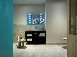 Haven Hotel Rotterdam, Curio Collection by Hilton