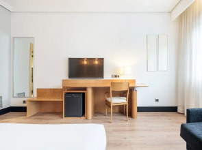 Отель Ilunion Bilbao