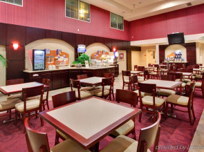 Holiday Inn Express & Suites Hollywood Walk Of Fame