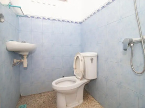 RedDoorz near Pantai Boom