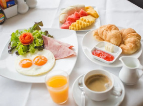 The Front Hotel and Apartment