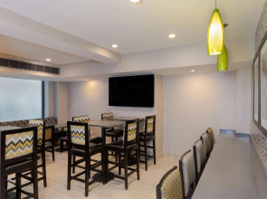 La Quinta Inn & Suites by Wyndham New York City Central Park