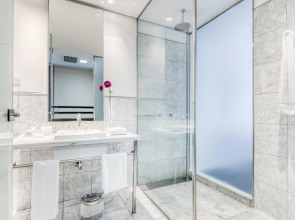 Broadway Hotel & Suites