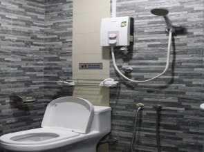 SPOT ON 90236 Zigzag Travellers Home - Hostel