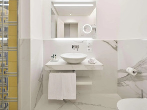 De Bonart Naples, Curio Collection by Hilton