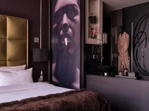 Roomers Frankfurt Central, Autograph Collection