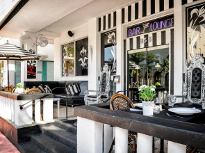 Chesterfield Hotel & Suites