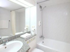 Mackenzie Beach Hotel & Apartments