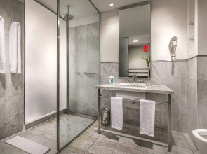 Broadway Hotel & Suites