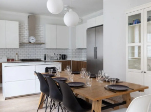 2ndhomes 144 m2 Stylish 3BR Center Home